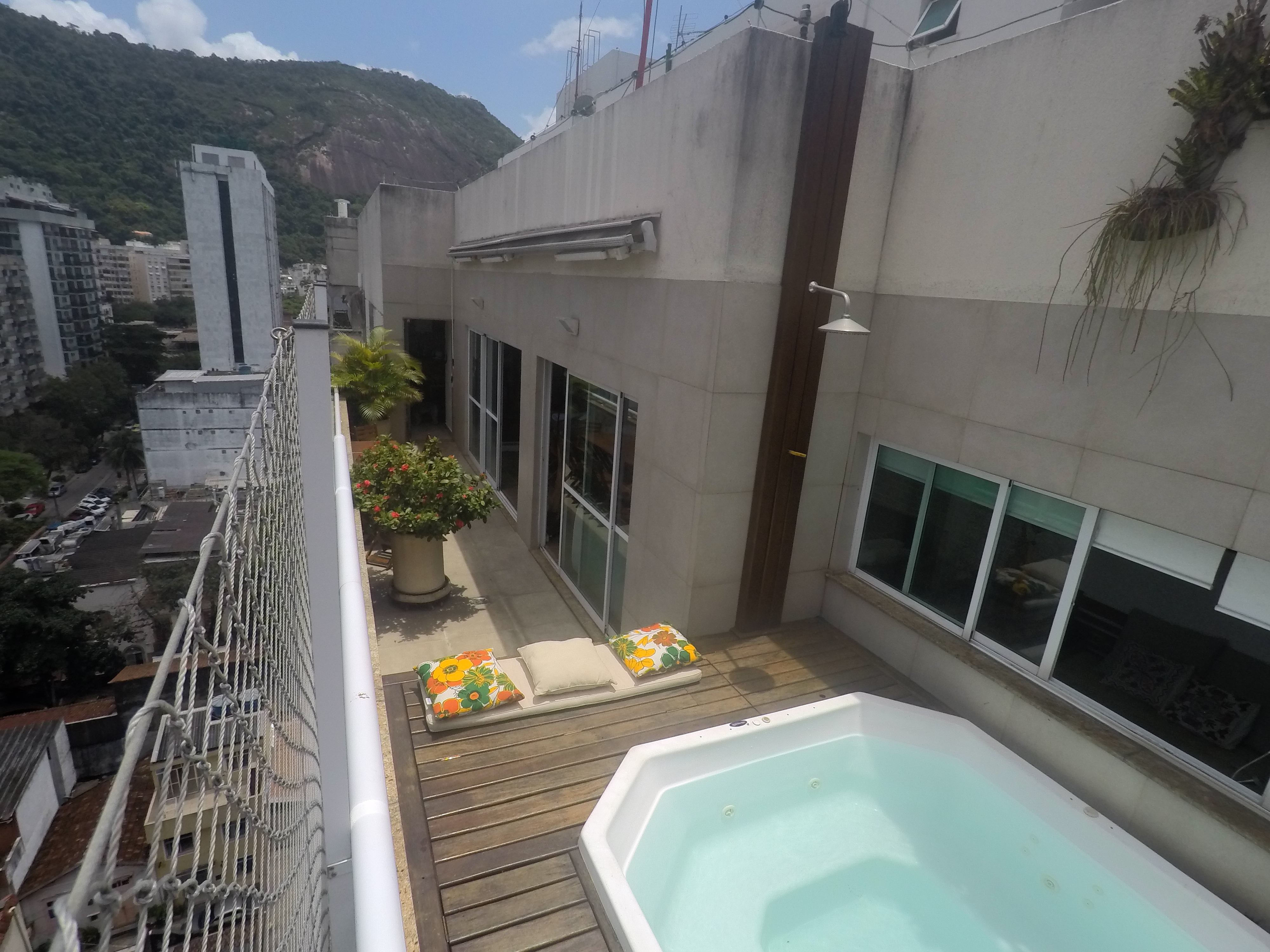 Cobertura para locação no Humaitá duplex com elevador 2vagas